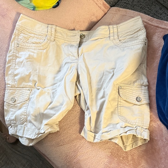 White House Black Market Light Beige Cargo Shorts - Picture 1 of 3
